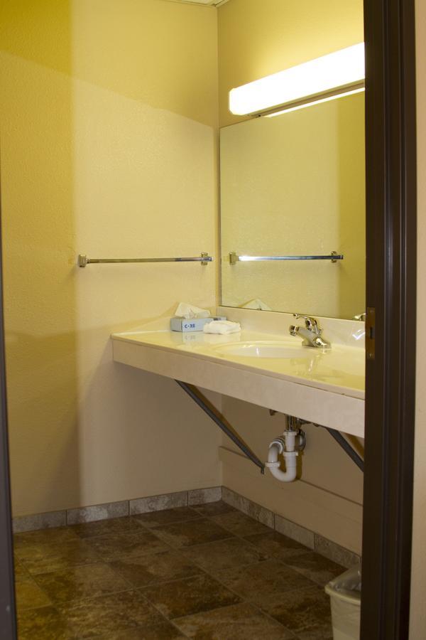 Cottonwood Inn & Suites Phillipsburg エクステリア 写真
