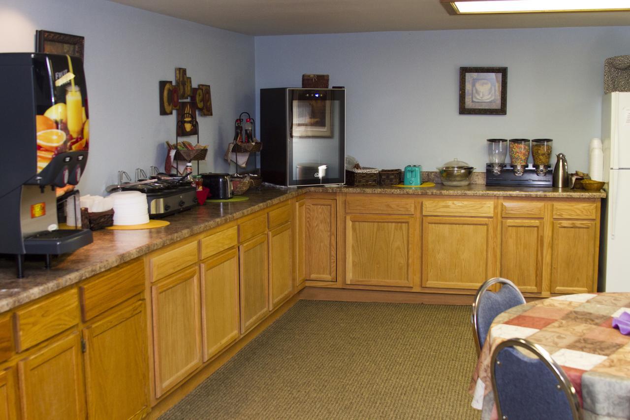 Cottonwood Inn & Suites Phillipsburg エクステリア 写真