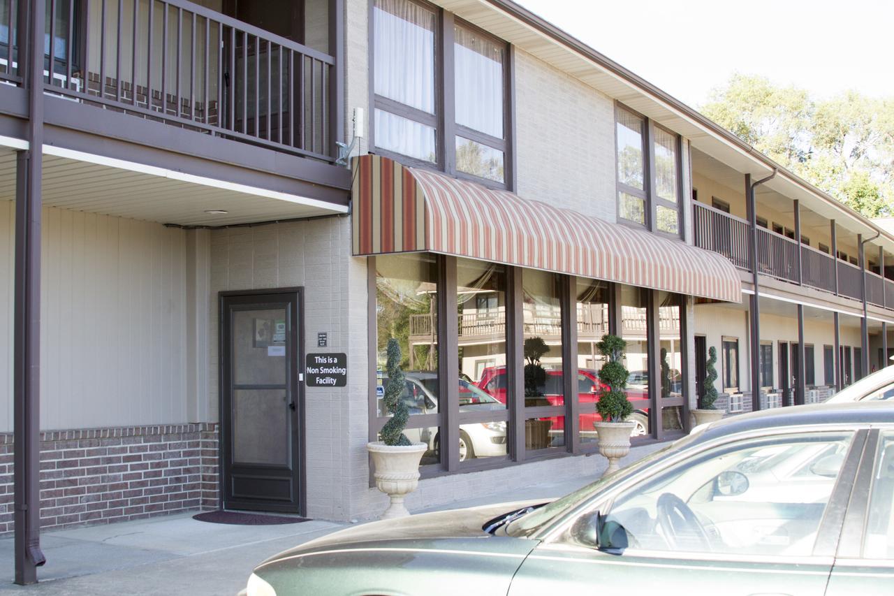 Cottonwood Inn & Suites Phillipsburg エクステリア 写真