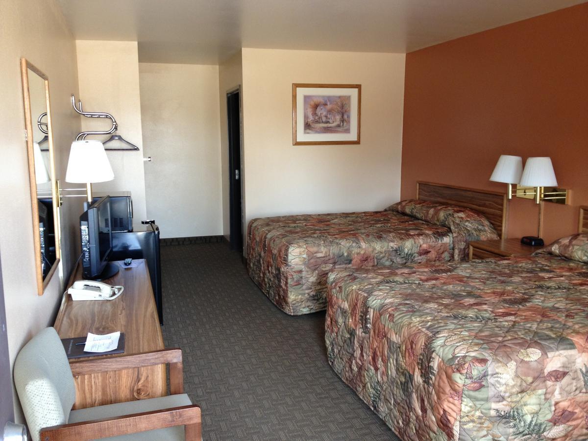 Cottonwood Inn & Suites Phillipsburg エクステリア 写真